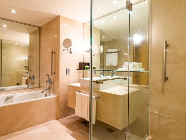 Holiday Inn Bangkok Silom, an IHG Hotel : photo 7 de la chambre chambre lit king-size premium avec accès au salon - vue sur ville