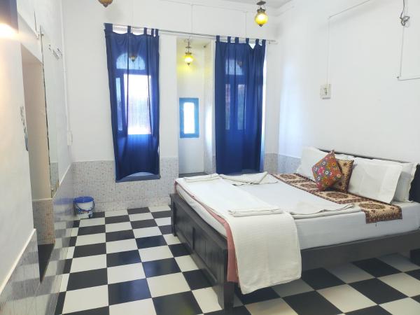 Dylan Cafe And Guest House : photo 1 de la chambre chambre double deluxe avec vue sur château