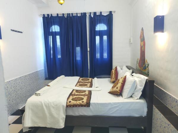 Dylan Cafe And Guest House : photo 2 de la chambre chambre double deluxe avec vue sur château