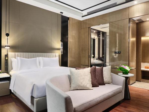 Crowne Plaza Wuhan Development Zone, an IHG Hotel : photo 1 de la chambre 1 king bed executive suite lake view