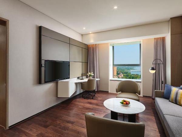 Crowne Plaza Wuhan Development Zone, an IHG Hotel : photo 6 de la chambre 1 king deluxe suite lake view lounge access