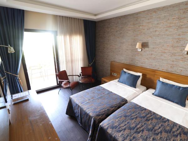 Azka Hotel : photo 4 de la chambre chambre double ou lits jumeaux - vue sur les terres

