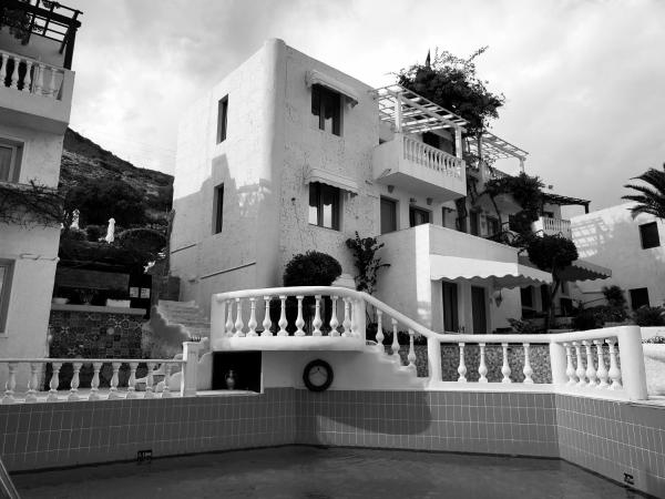 Room in Studio - Gorgeous Studio for 2 people, Swimming Pool and Sea View : photo 2 de la chambre chambre triple