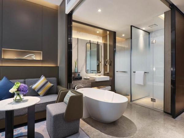 Crowne Plaza Wuhan Development Zone, an IHG Hotel : photo 4 de la chambre chambre lit king-size standard - vue sur lac