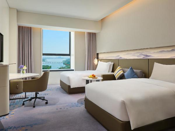 Crowne Plaza Wuhan Development Zone, an IHG Hotel : photo 5 de la chambre chambre lits jumeaux premium avec accès au salon
