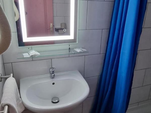 Appart'Hotel Festival Sud Aqua - Avignon TGV : photo 7 de la chambre studio - vue sur piscine