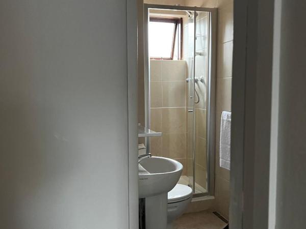 Woodquay House : photo 10 de la chambre chambre double avec salle de bains privative