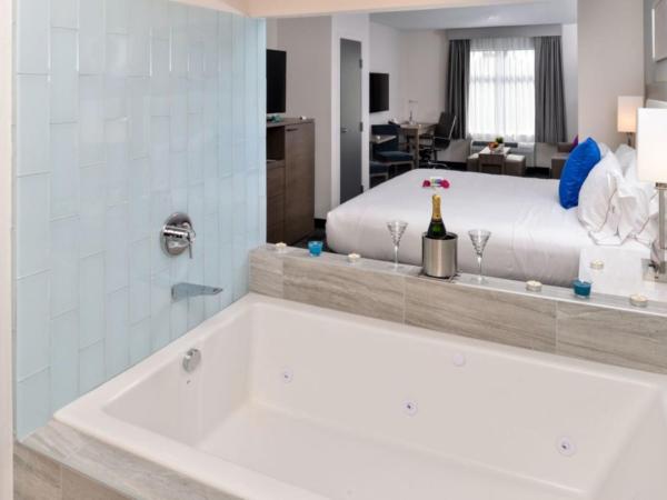 Holiday Inn Express & Suites San Diego - Mission Valley, an IHG Hotel : photo 1 de la chambre suite lit king-size avec jacuzzi