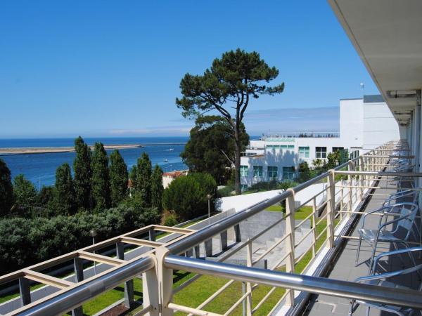 HI Porto - Pousada de Juventude : photo 8 de la chambre chambre lits jumeaux avec salle de bains privative