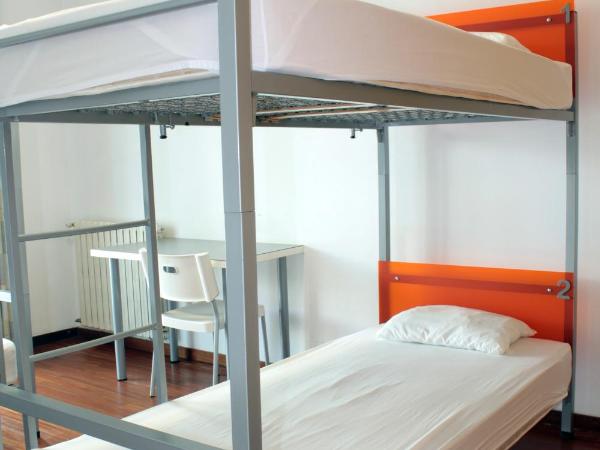 HI Porto - Pousada de Juventude : photo 6 de la chambre chambre quadruple avec salle de bains commune