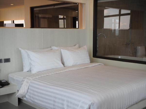 Hermann Hotel Pattaya - SHA Extra Plus : photo 5 de la chambre suite lit king-size - vue sur océan