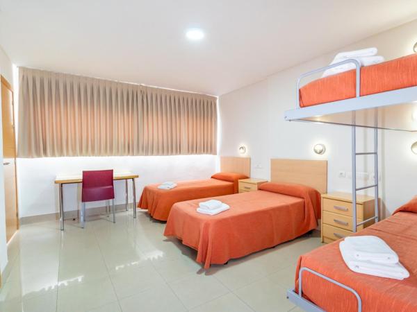 Albergue Inturjoven Sevilla : photo 4 de la chambre chambre triple avec salle de bains privative