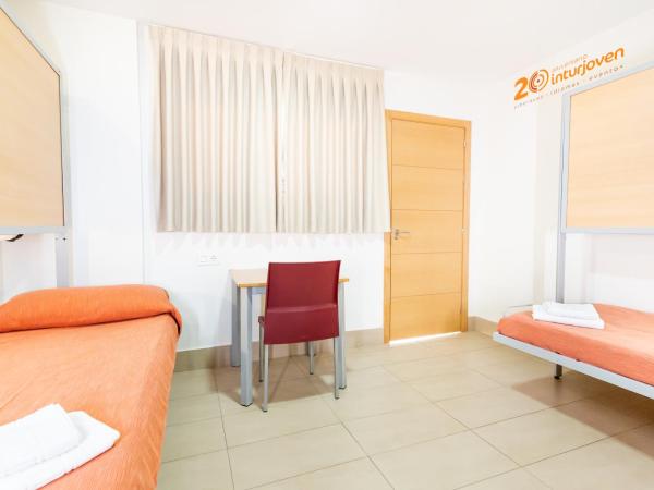Albergue Inturjoven Sevilla : photo 9 de la chambre chambre triple avec salle de bains privative