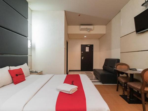 RedDoorz at Jalan Gunung Sahari : photo 8 de la chambre chambre double deluxe