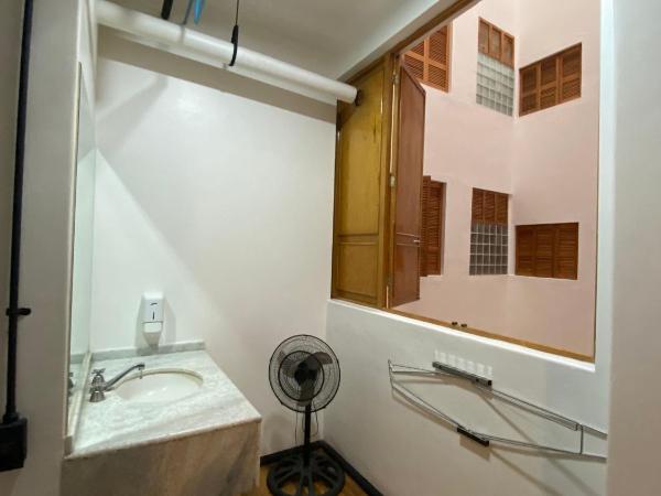 Hostel Mundo Joven Catedral : photo 9 de la chambre chambre quadruple avec salle de bains privative