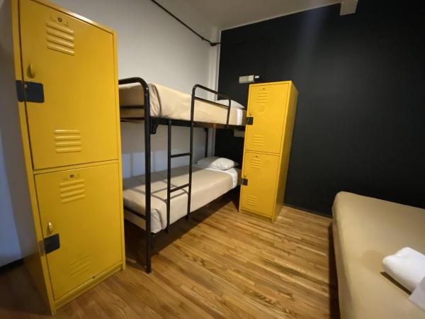 Hostel Mundo Joven Catedral : photo 8 de la chambre chambre quadruple avec salle de bains privative