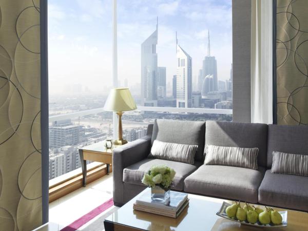 Fairmont Dubai : photo 4 de la chambre suite royale - accès au salon et service de navette vers dubai mall et kite beach