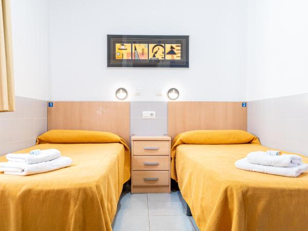 Albergue Inturjoven Malaga : photo 6 de la chambre chambre lits jumeaux avec salle de bains