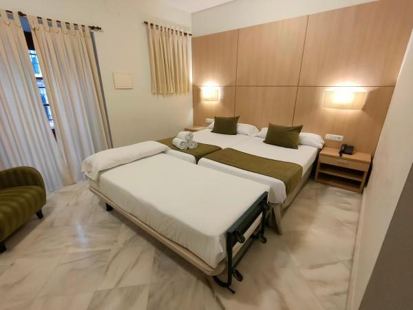 Hotel Boutique Convento Cádiz : photo 4 de la chambre chambre lits jumeaux avec lit d’appoint - 301