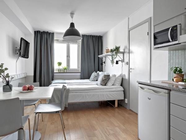 Forenom Aparthotel Stockholm Alvik : photo 1 de la chambre chambre quadruple avec douche