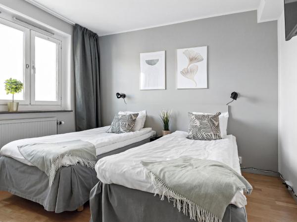 Forenom Aparthotel Stockholm Alvik : photo 5 de la chambre chambre quadruple avec douche