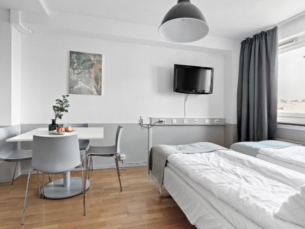 Forenom Aparthotel Stockholm Alvik : photo 3 de la chambre chambre quadruple avec douche