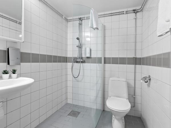 Forenom Aparthotel Stockholm Alvik : photo 2 de la chambre chambre quadruple avec douche