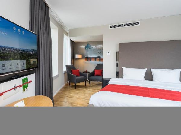 Holiday Inn Hamburg - City Nord, an IHG Hotel : photo 3 de la chambre chambre lit king-size standard avec minibar
