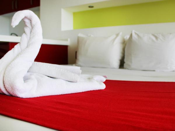 Ramada by Wyndham Acapulco Hotel & Suites : photo 7 de la chambre chambre lit king-size - non-fumeurs
