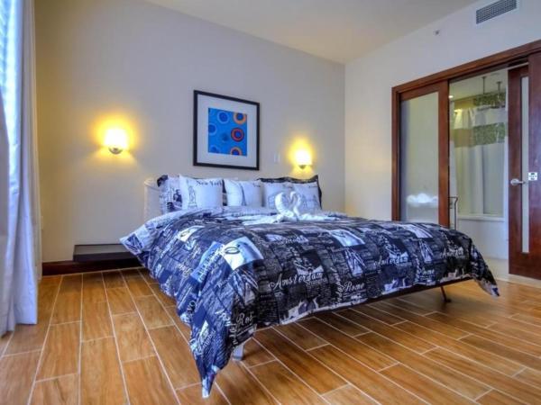 Strand Ocean Drive Suites : photo 8 de la chambre suite 1 chambre lit king-size avec balcon - vue partielle sur océan - c302