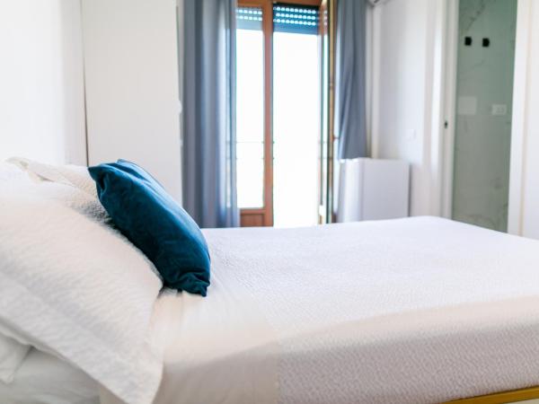 B&B Best Hostel Milano : photo 1 de la chambre chambre double avec salle de bains privative et balcon