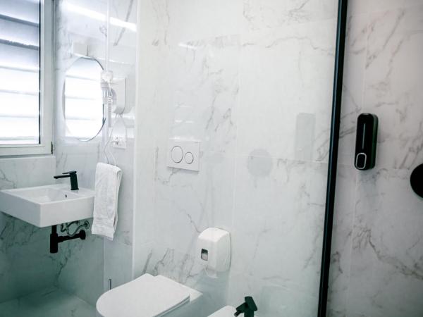 B&B Best Hostel Milano : photo 5 de la chambre chambre double avec salle de bains privative et balcon