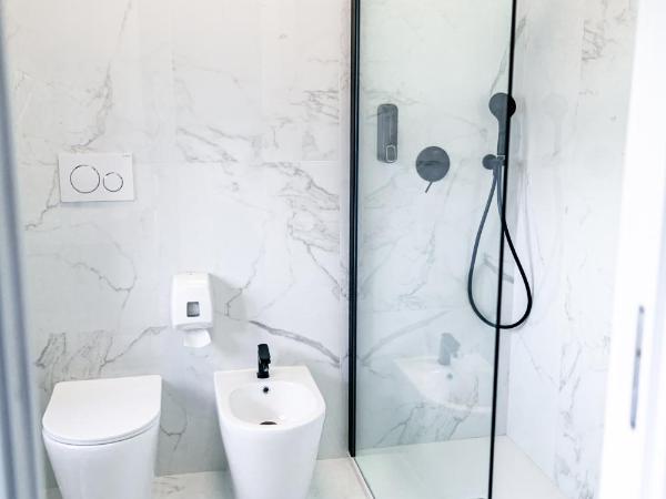 B&B Best Hostel Milano : photo 4 de la chambre chambre double avec salle de bains privative