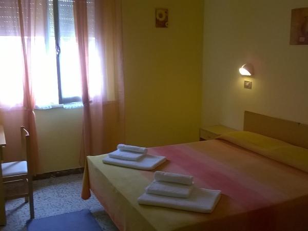 Hotel Carmen Viserba : photo 4 de la chambre chambre double ou lits jumeaux avec salle de bains