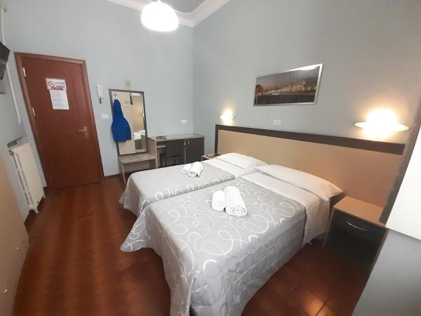 Albergo in Centro : photo 2 de la chambre chambre double Économique avec salle de bains commune