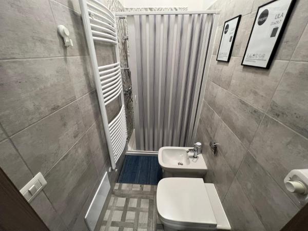 Hostel Turin Metro Young : photo 6 de la chambre chambre double avec salle de bains privative