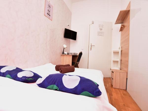 City Central Hostel - Pokoje prywatne : photo 2 de la chambre chambre double avec salle de bains commune