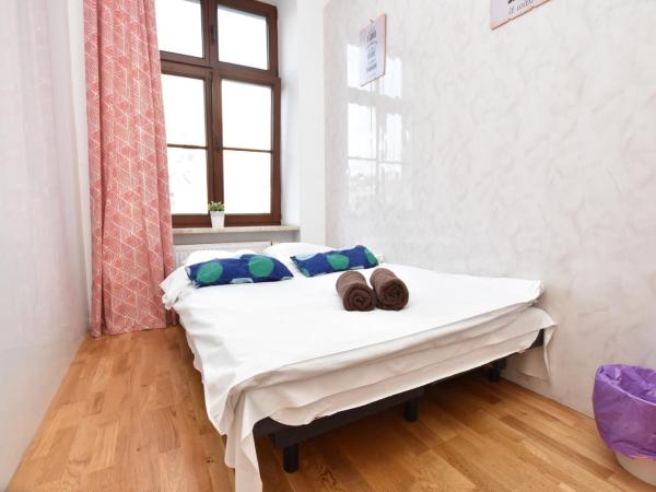 City Central Hostel - Pokoje prywatne : photo 1 de la chambre chambre double avec salle de bains commune