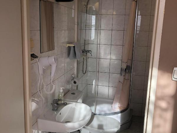 U Szermierzy : photo 5 de la chambre chambre simple avec salle de bains privative