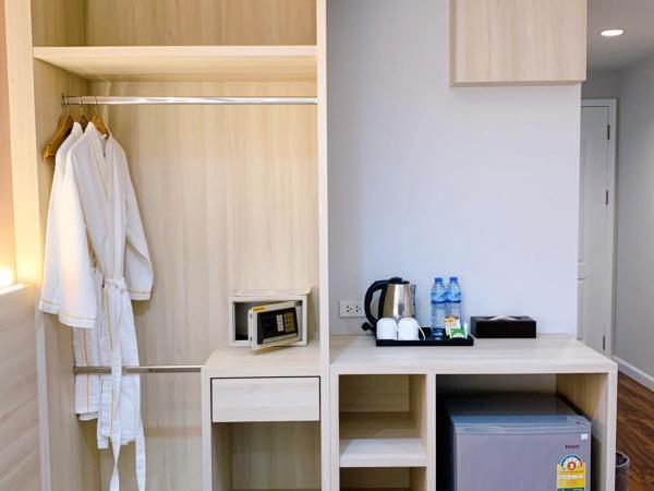 Miloft Sathorn Hotel - SHA Plus Certified : photo 6 de la chambre chambre double ou lits jumeaux deluxe avec balcon