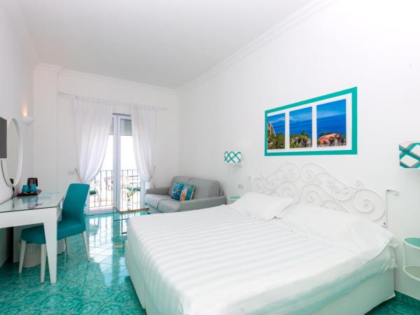Relais Maresca Luxury Small Hotel & Terrace Restaurant : photo 8 de la chambre chambre familiale avec balcon et vue sur la mer