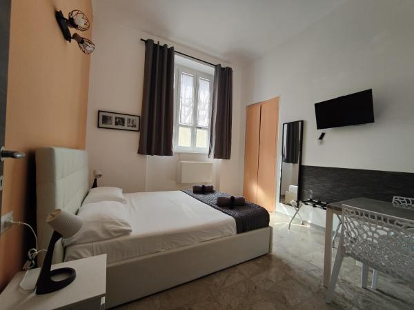 Hostel Turin Metro Young : photo 1 de la chambre chambre double avec salle de bains privative