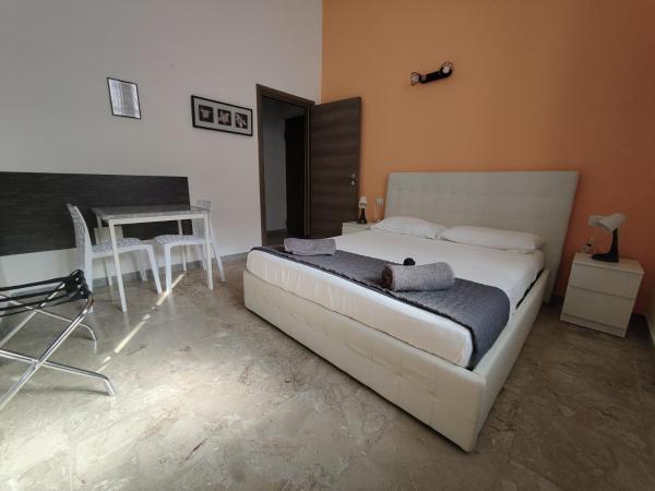 Hostel Turin Metro Young : photo 3 de la chambre chambre double avec salle de bains privative