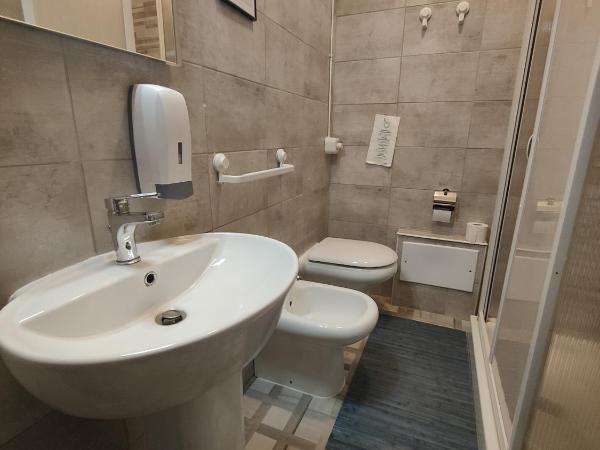 Hostel Turin Metro Young : photo 5 de la chambre chambre double avec salle de bains privative