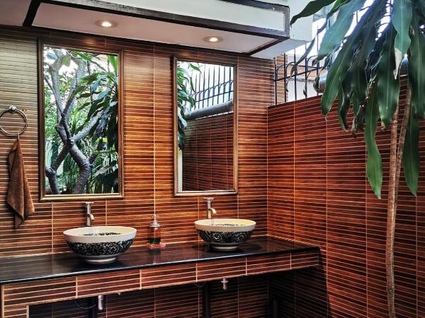 TAVEE Guesthouse : photo 4 de la chambre chambre double climatisée avec salle de bains commune