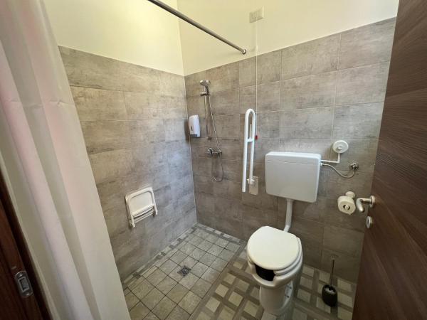 Hostel Turin Metro Young : photo 10 de la chambre chambre quadruple avec salle de bains privative