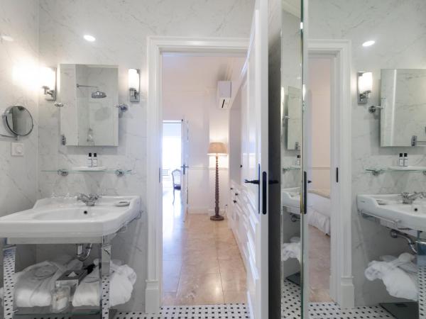 Hôtel Les Mouettes - Teritoria : photo 10 de la chambre privilège : salon séparé, terrasse et vue sur mer