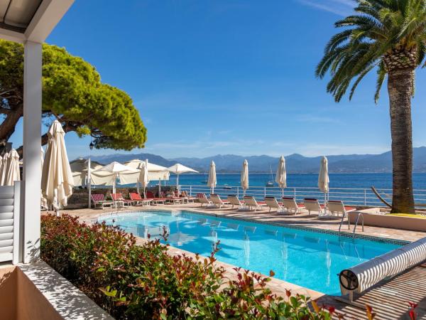 Hôtel Les Mouettes - Teritoria : photo 4 de la chambre privilège : salon séparé, terrasse et vue sur mer