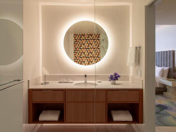 Lake Nona Wave Hotel : photo 7 de la chambre chambre lit king-size avec balcon - accessible aux personnes à mobilité réduite