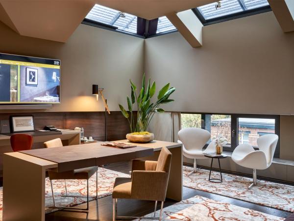 SO/ Berlin Das Stue : photo 6 de la chambre suite lit king-size so avec salon et espace de travail supplémentaire